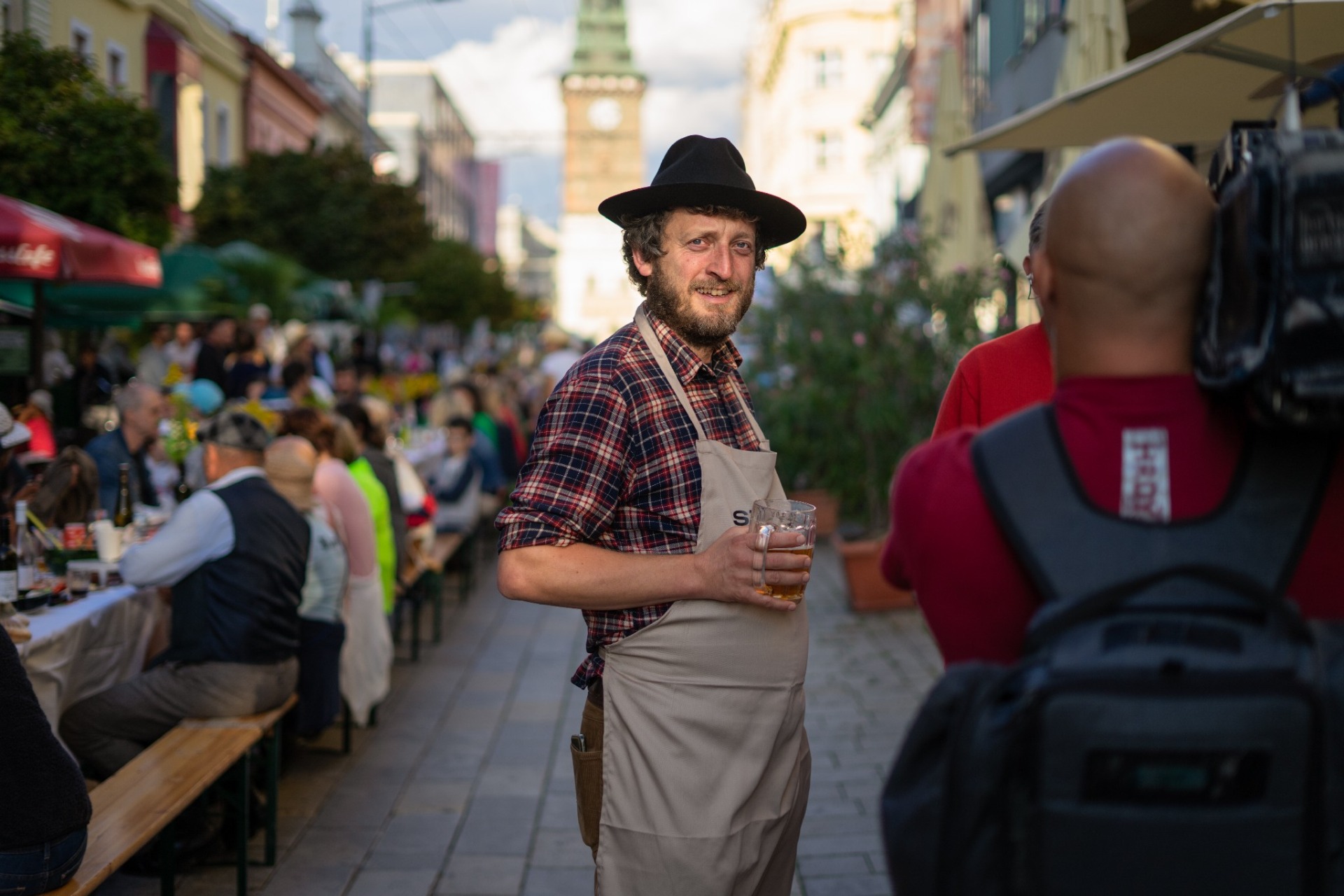 Fotografie 1 projektu STŮL NA MÍRU v Pardubicích