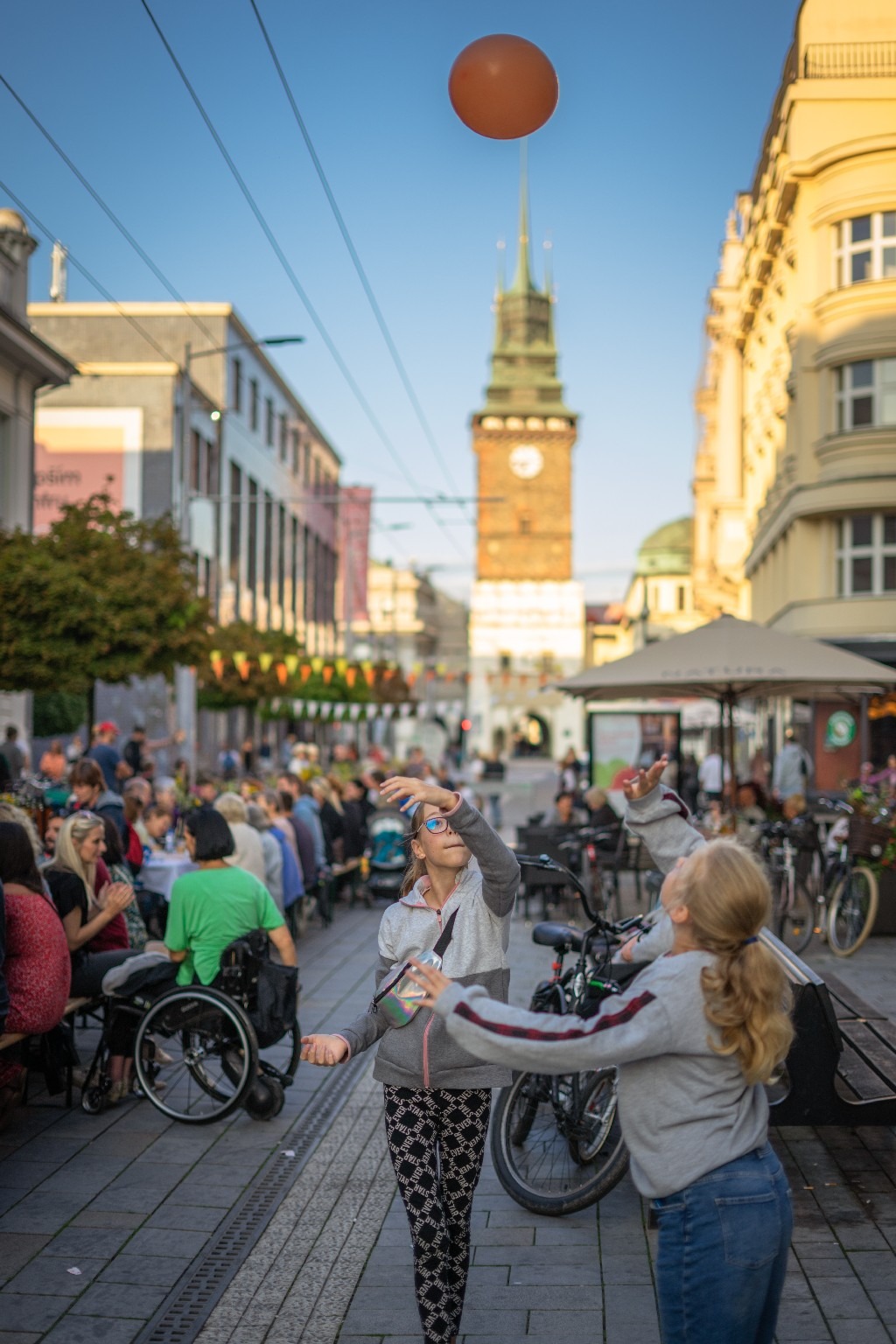 Fotografie 4 projektu STŮL NA MÍRU v Pardubicích