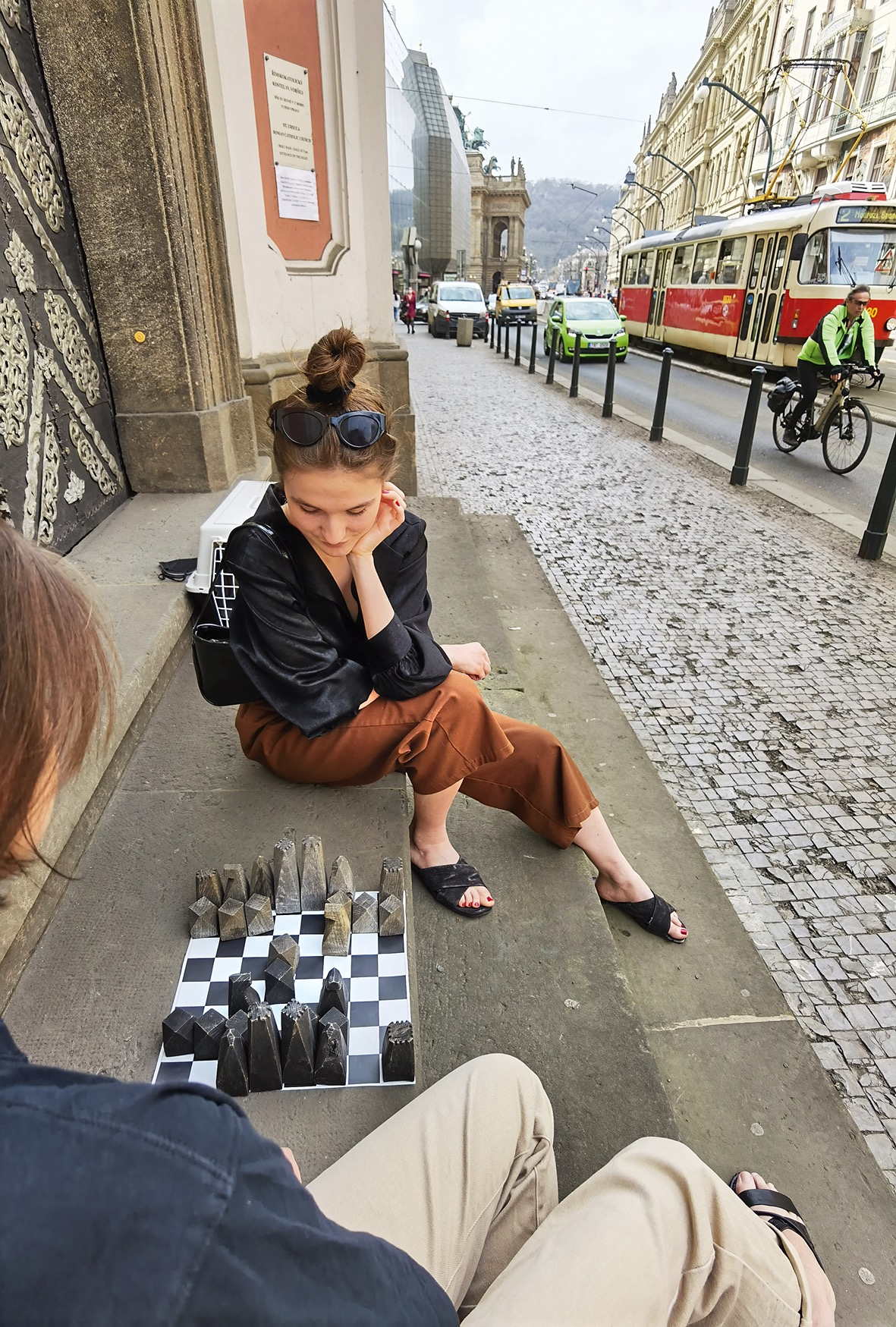 Fotografie textu Obrubník jako kavárna