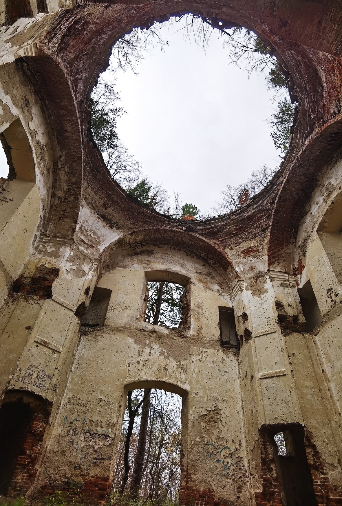 Fotografie textu Kostel bez střechy